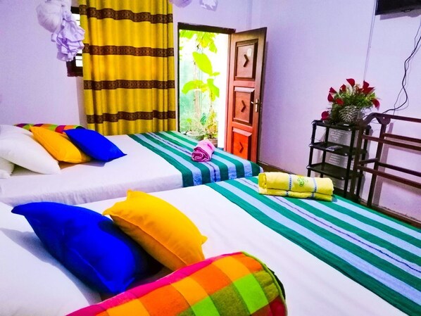 Chambre Deluxe avec lits jumeaux, vue colline, côté jardin | Coffres-forts dans les chambres, bureau, chambres insonorisées