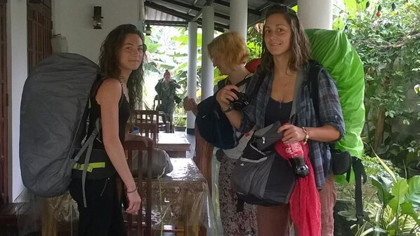 Lunch and dinner served, Regional cuisine - White Guest (Maradankadawala)