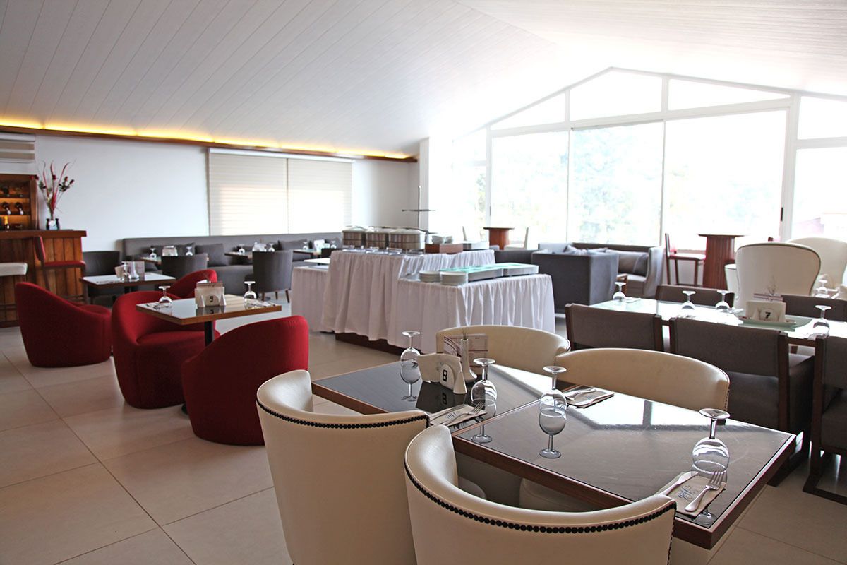 2 间餐厅，供应早餐、午餐和晚餐，国际美食