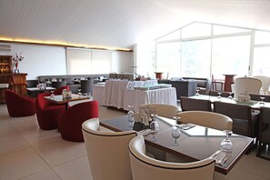 2 restaurants, breakfast, lunch, dinner served; international cuisine 