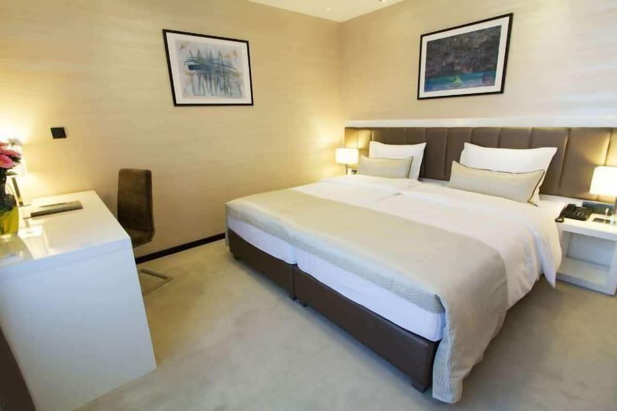 Egyptian cotton sheets, premium bedding, minibar, in-room safe