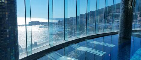 Kolam renang indoor, dengan payung kolam renang dan kursi berjemur