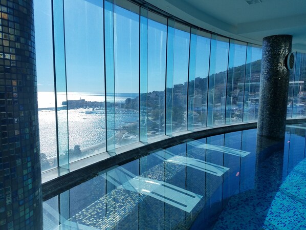 Indoor pool, pool umbrellas, pool loungers - Hotel Tre Canne (Budva)