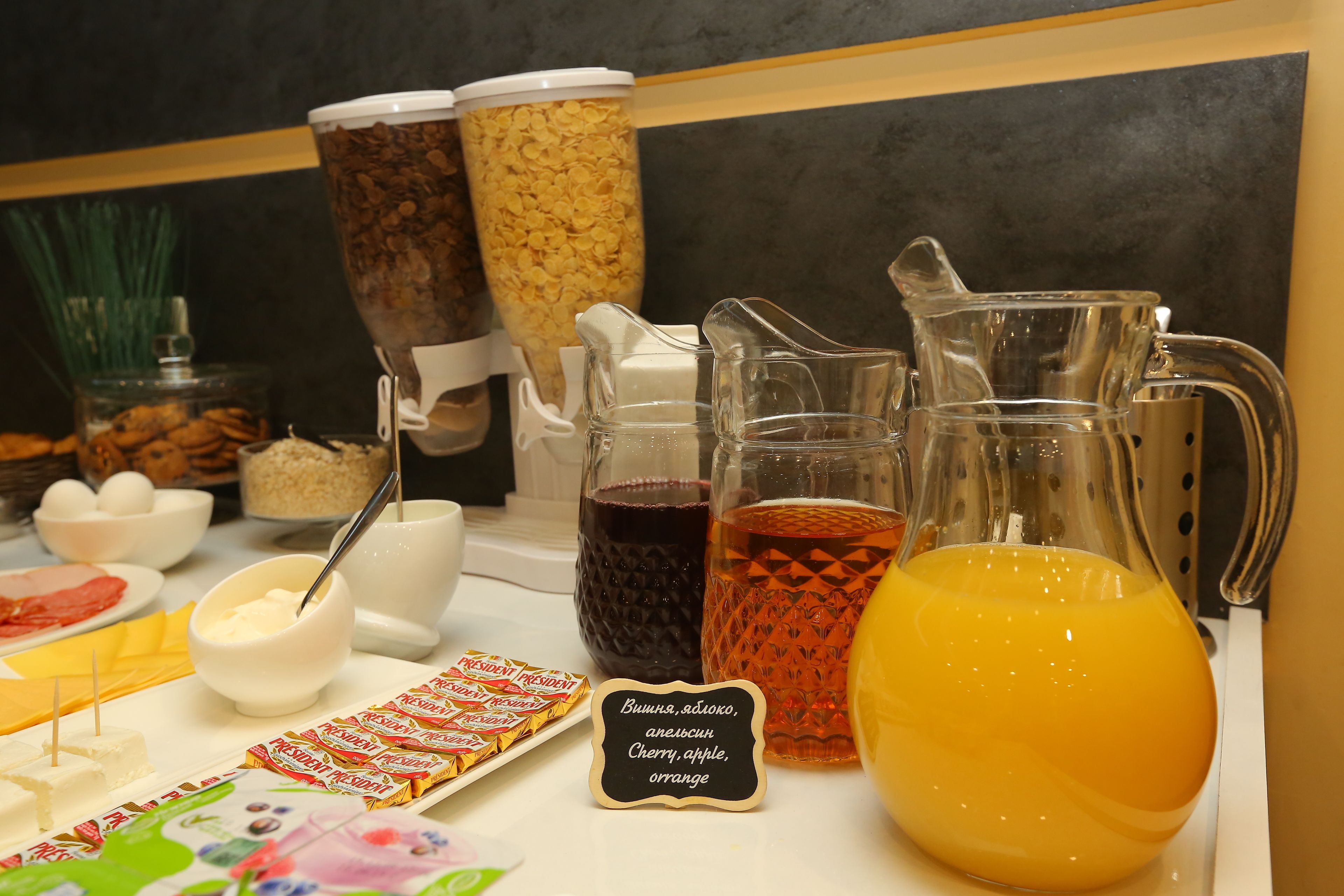 Un buffet de petit-déjeuner proposant une variété d'aliments et de boissons.