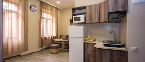 Apartemen Comfort, 1 Tempat Tidur Double | Brankas, meja kerja, kedap suara, dan setrika/meja setrika