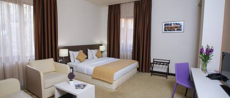 Deluxe Double or Twin Room | In-room safe, desk, soundproofing, iron/ironing board