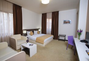 Deluxe kamer, 1 twee- of 2 eenpersoonsbedden | Een kluis op de kamer, een bureau, geluiddichte muren