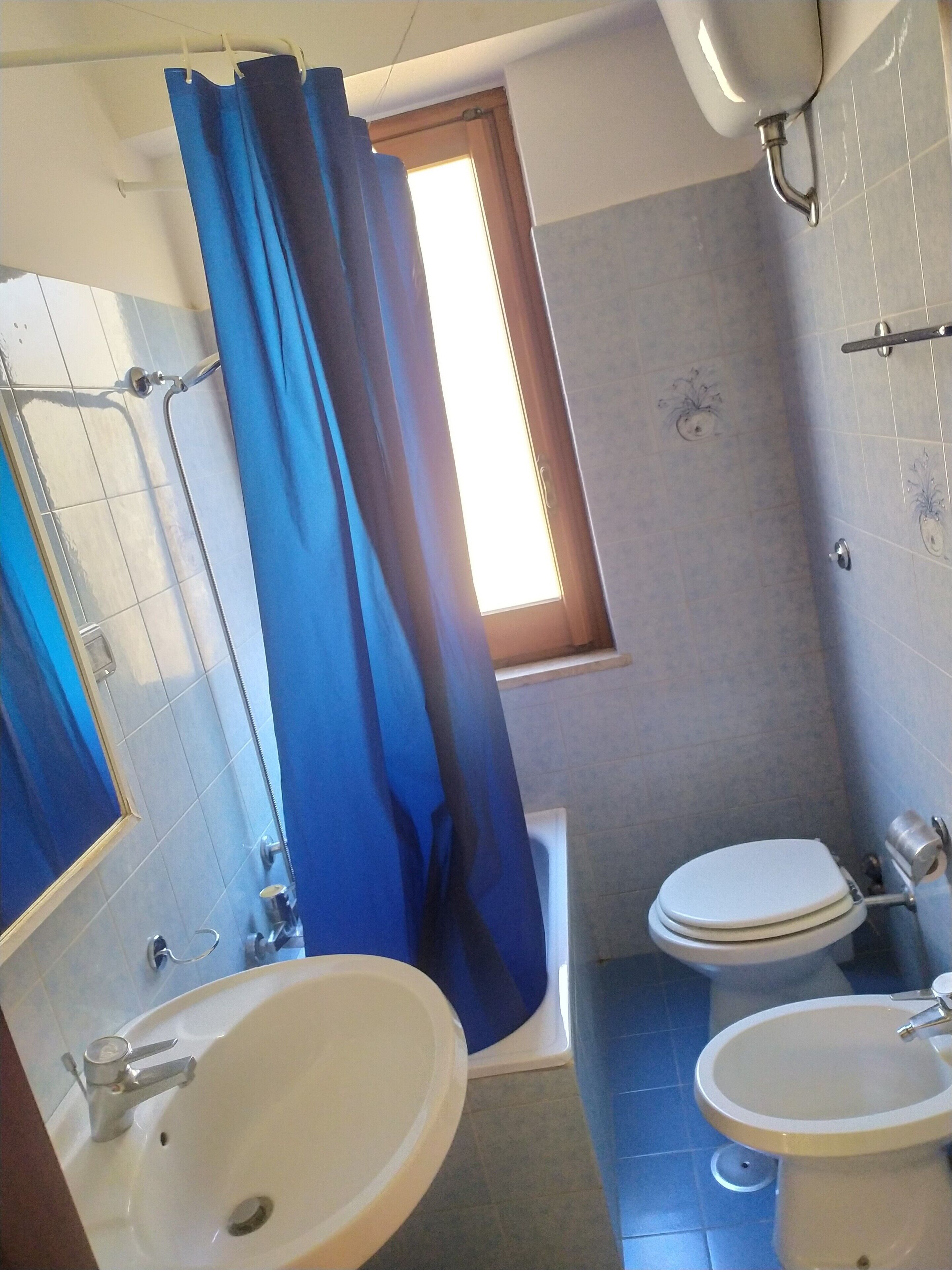 A bathroom with two sinks, a bathtub, and a toilet.