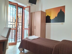 Gazdaságos egyágyas szoba | Íróasztal, sötétítőfüggöny, vasaló/vasalódeszka és ingyenes wifi