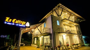ด้านหน้าที่พัก - ตอนเย็น/กลางคืน