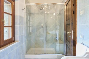 Deluxe villa, 2 slaapkamers | Badkamer | Gratis toiletartikelen, een haardroger, een bidet, handdoeken