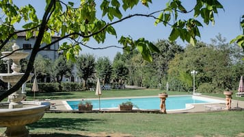 Piscine extérieure (ouverte en saison), parasols de plage