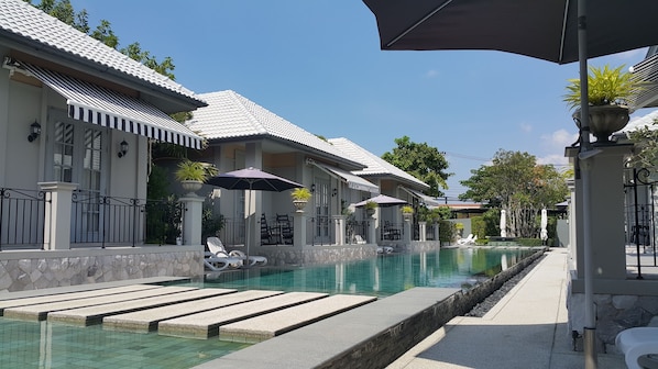 2 albercas al aire libre 