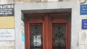 A double wooden door with decorative ironwork and a keyhole. - Tifani Luxury Rooms 2 (Split)