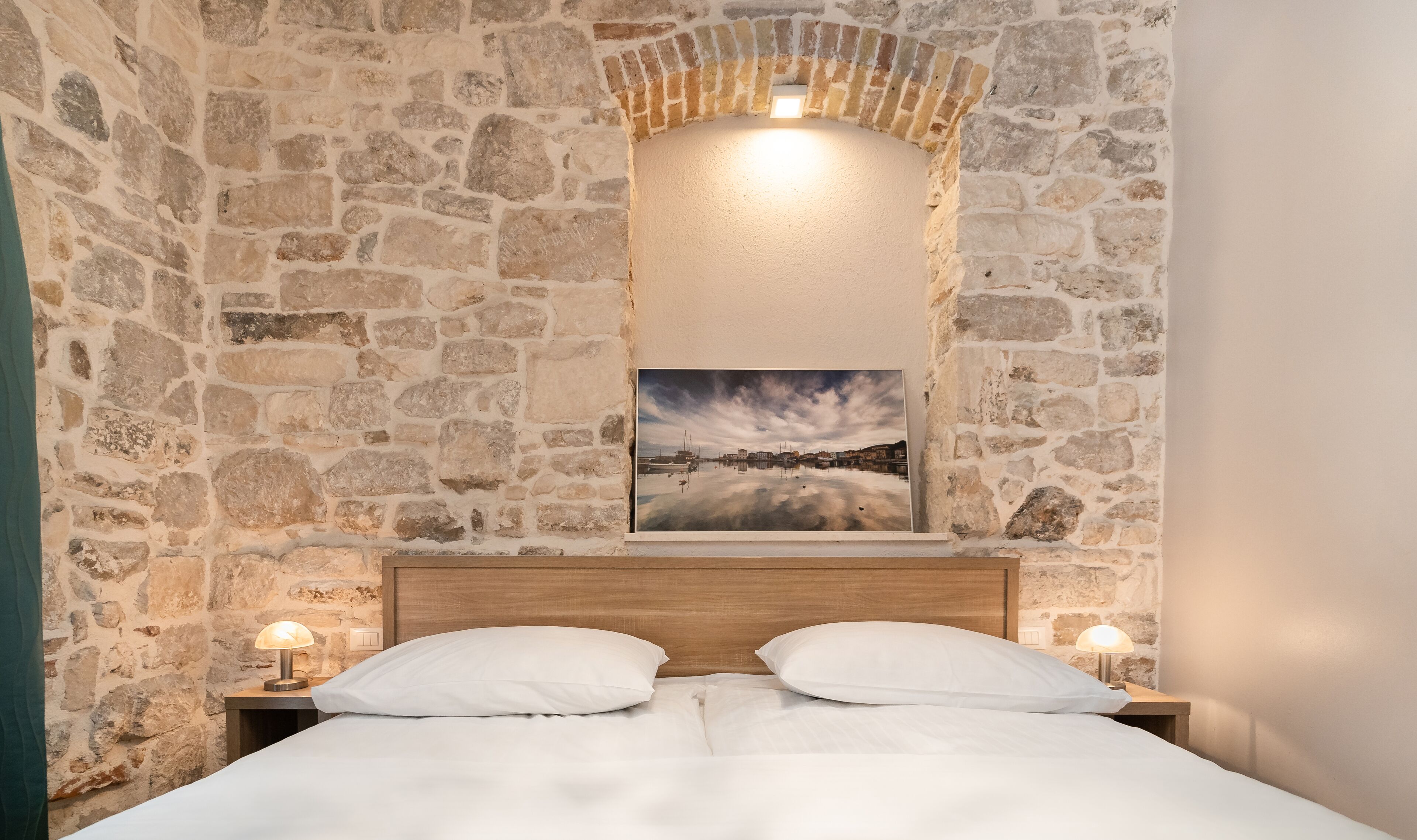 Escritorio, tabla de planchar con plancha y wifi gratis 