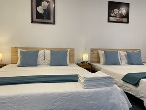 家庭客房, 1 間臥室, 非吸煙房 | 迷你吧、書桌、筆電工作空間、遮光布/窗簾