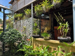 家庭三人房, 1 間臥室, 庭院, 花園景觀 | 露台/庭院
