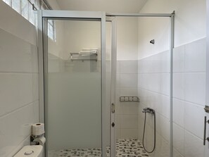 Deluxe Bungalow, 1 Katil Ratu (Queen), Kitchen, Garden View | Bilik Mandi | Pancuran mandi, hulu semburan hidrourut 