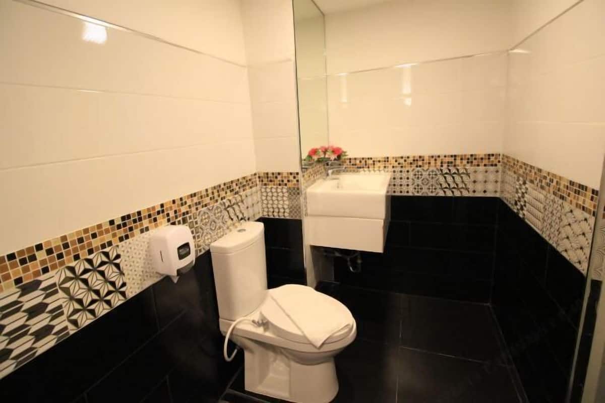 Bathroom | Free toiletries, hair dryer, towels