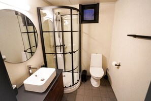 Economy Double Room | Bathroom | Rainfall showerhead, heated floors, towels - Koie (Stranda)