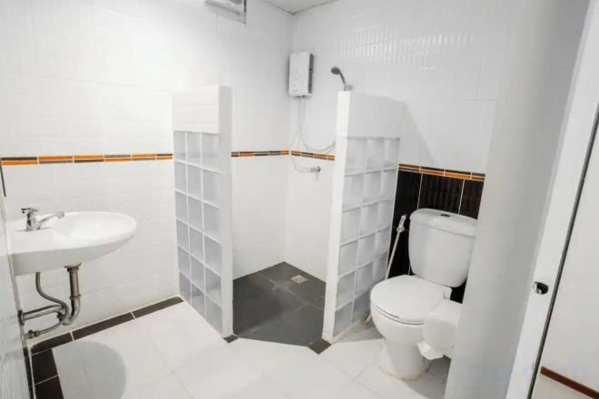 Bathroom | Shower, free toiletries, bidet, towels