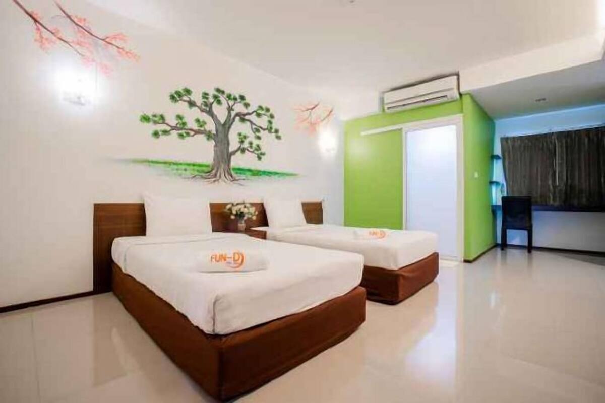 Desk, blackout drapes, free WiFi, bed sheets