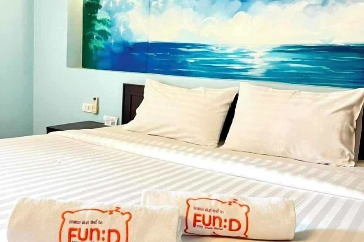 Desk, blackout drapes, free WiFi, bed sheets