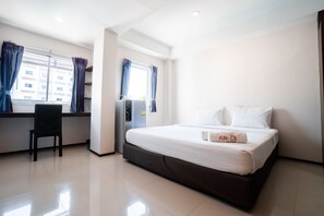 Family Room | Desk, blackout drapes, free WiFi, bed sheets