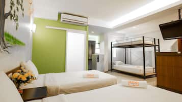 Quarto quádruplo família | Escrivaninha, cortinas blackout, Wi-Fi de cortesia, roupa de cama