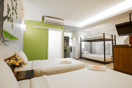 Escritorio, cortinas blackout, wifi gratis y ropa de cama