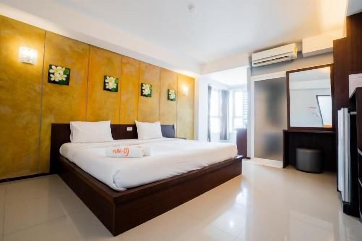 Desk, blackout curtains, free WiFi, bed sheets