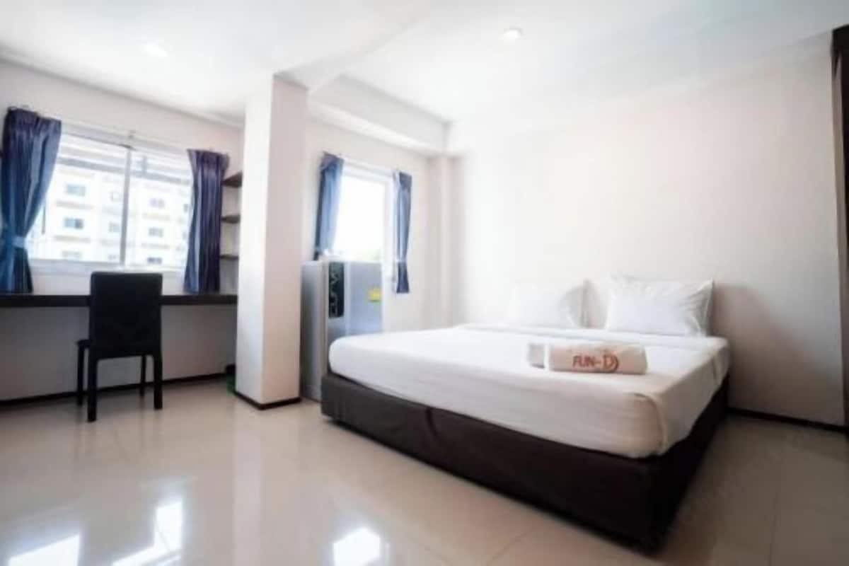 Desk, blackout drapes, free WiFi, bed sheets