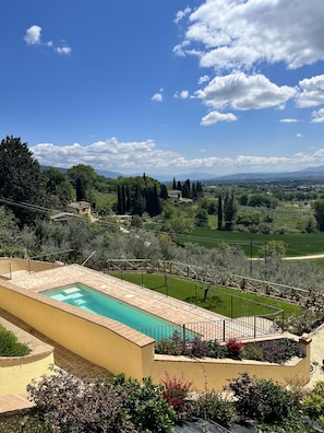 Seasonal outdoor pool, open 8:30 AM to 8:30 PM, pool umbrellas - B&B Cantico delle Creature (Assisi)