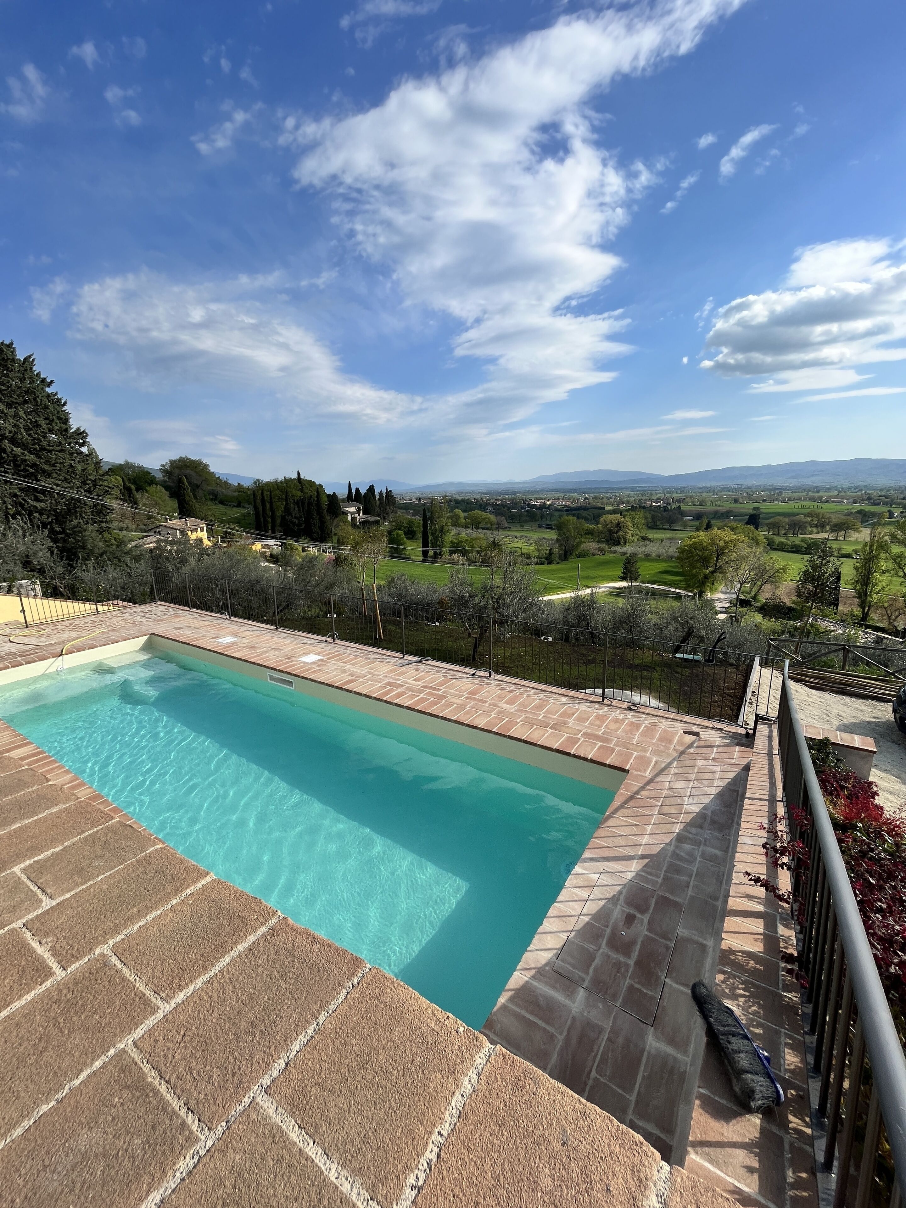 Außenpool (je nach Saison geöffnet), Sonnenschirme, Liegestühle