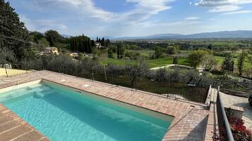 Piscina stagionale all'aperto, ombrelloni da piscina, lettini