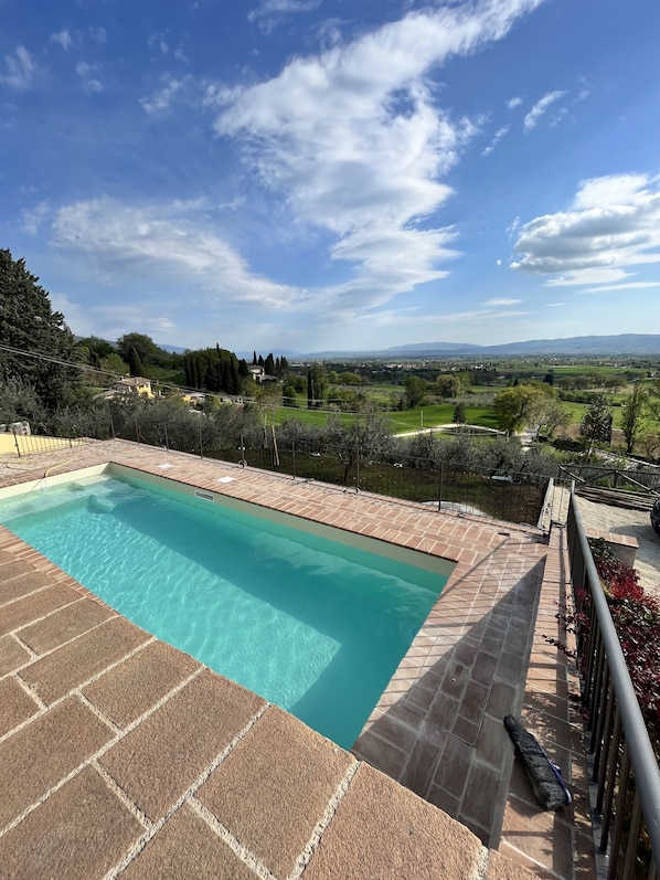 Kolam renang terbuka bermusim, payung kolam, kerusi lepak pantai