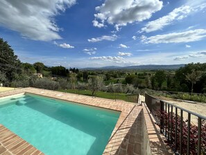 Seasonal outdoor pool, open 8:30 AM to 8:30 PM, pool umbrellas - B&B Cantico delle Creature (Assisi)