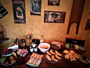 Free daily buffet breakfast - Tananei (Marliana)