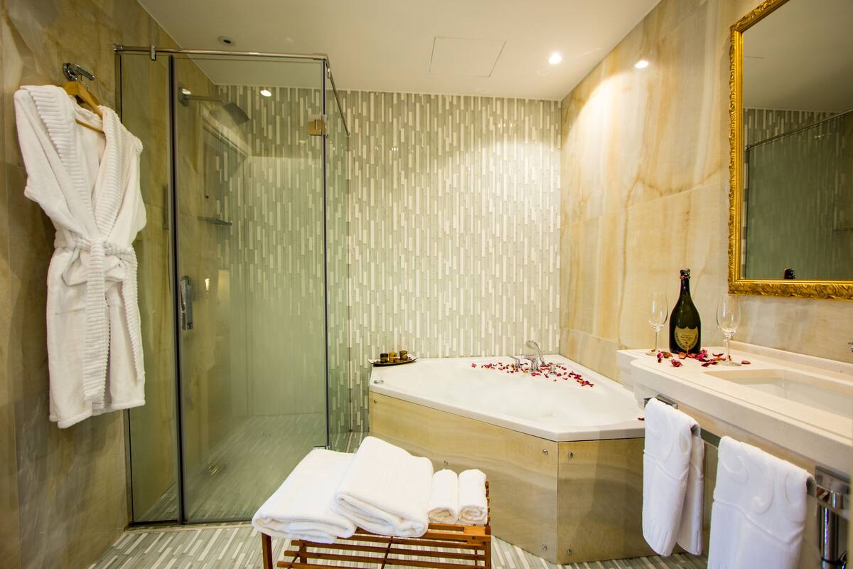 executive suite, bathtub, executive level | frette italian sheets, memory-foam beds, minibar, in-room safe