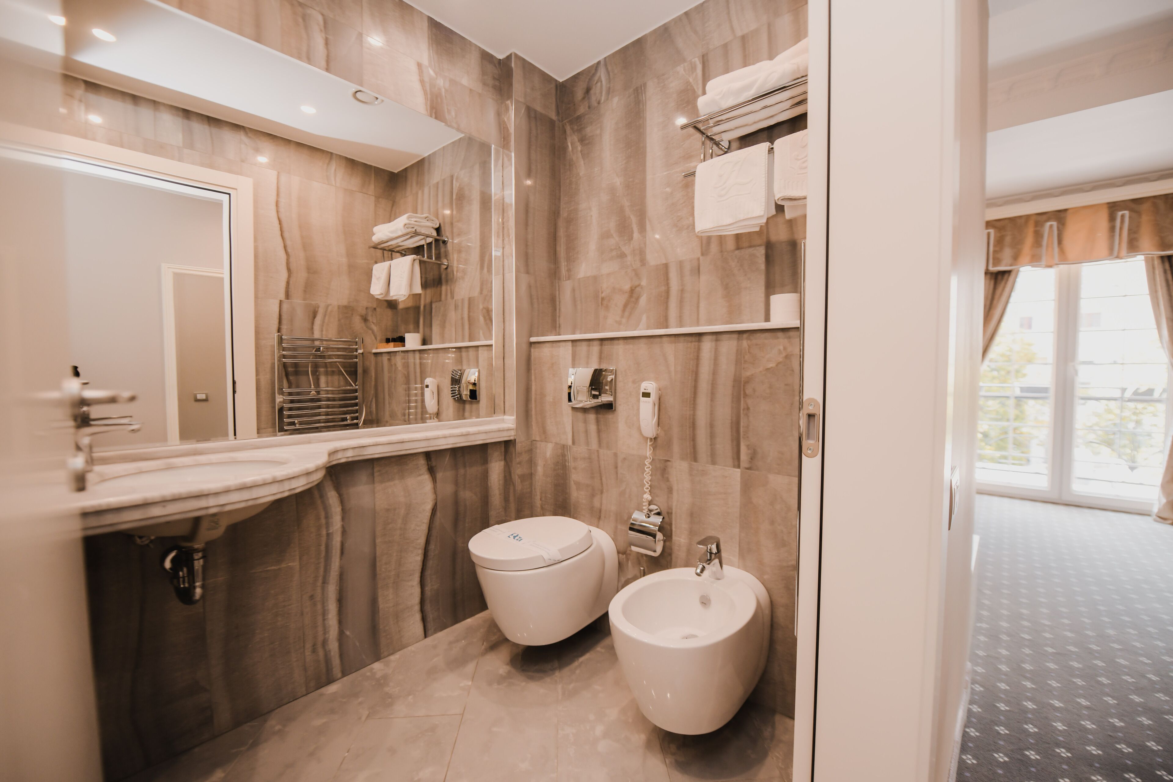 executive double room | bathroom | free toiletries, hair dryer, bathrobes, slippers