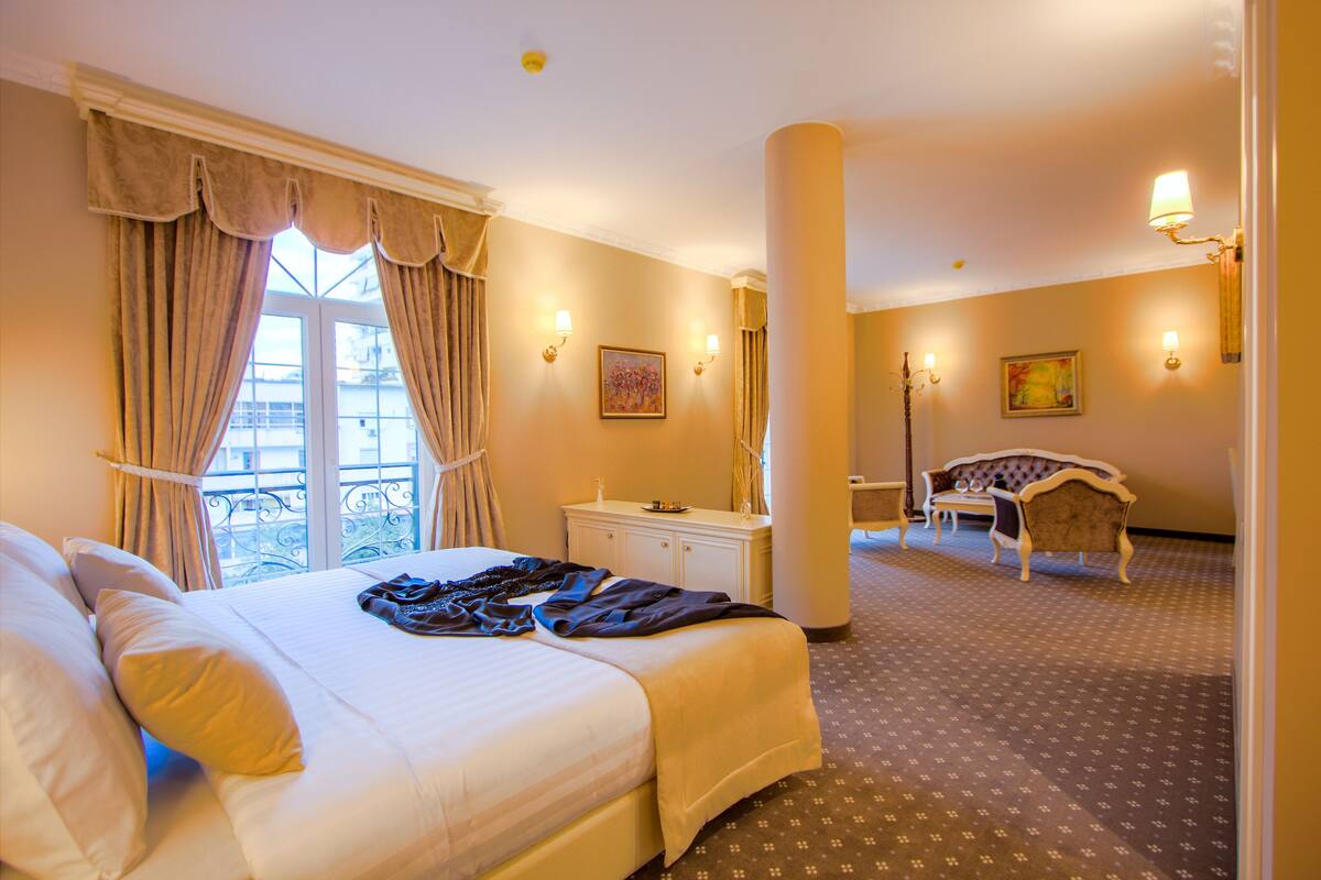 executive suite, bathtub, executive level | frette italian sheets, memory-foam beds, minibar, in-room safe