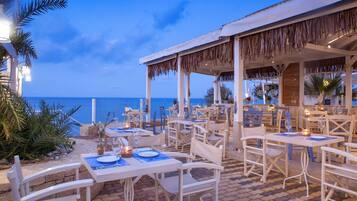 2 restaurants; breakfast, lunch and dinner served