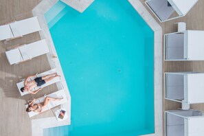 Utomhuspool, parasoller och solstolar