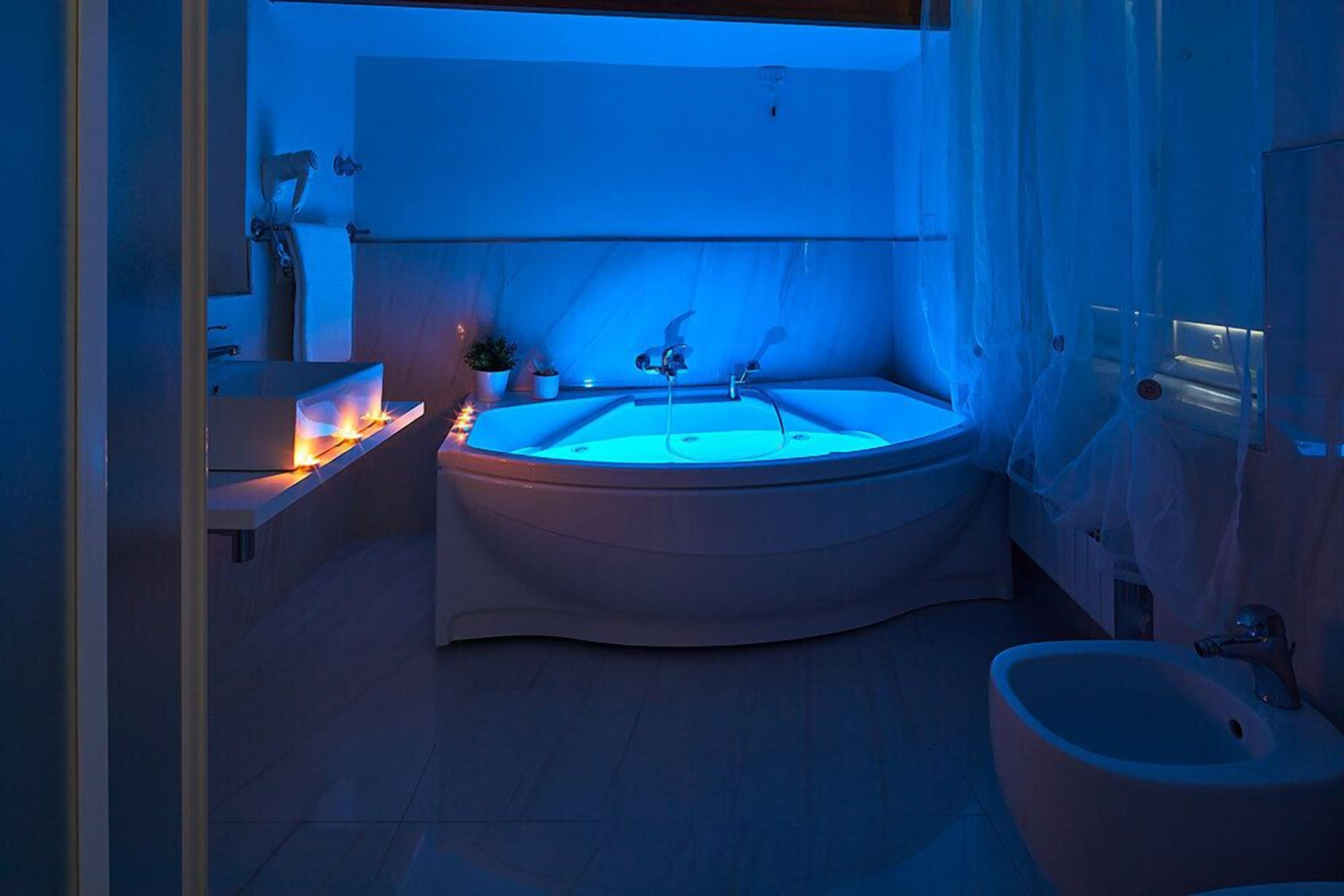 Chambre Luxe, baignoire à jets, vue cour intérieure | Salle de bain | Douche, douche à « effet pluie », articles de toilette gratuits