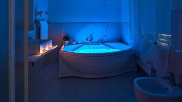 Chambre Luxe, baignoire à jets, vue cour intérieure | Salle de bain | Douche, douche à « effet pluie », articles de toilette gratuits