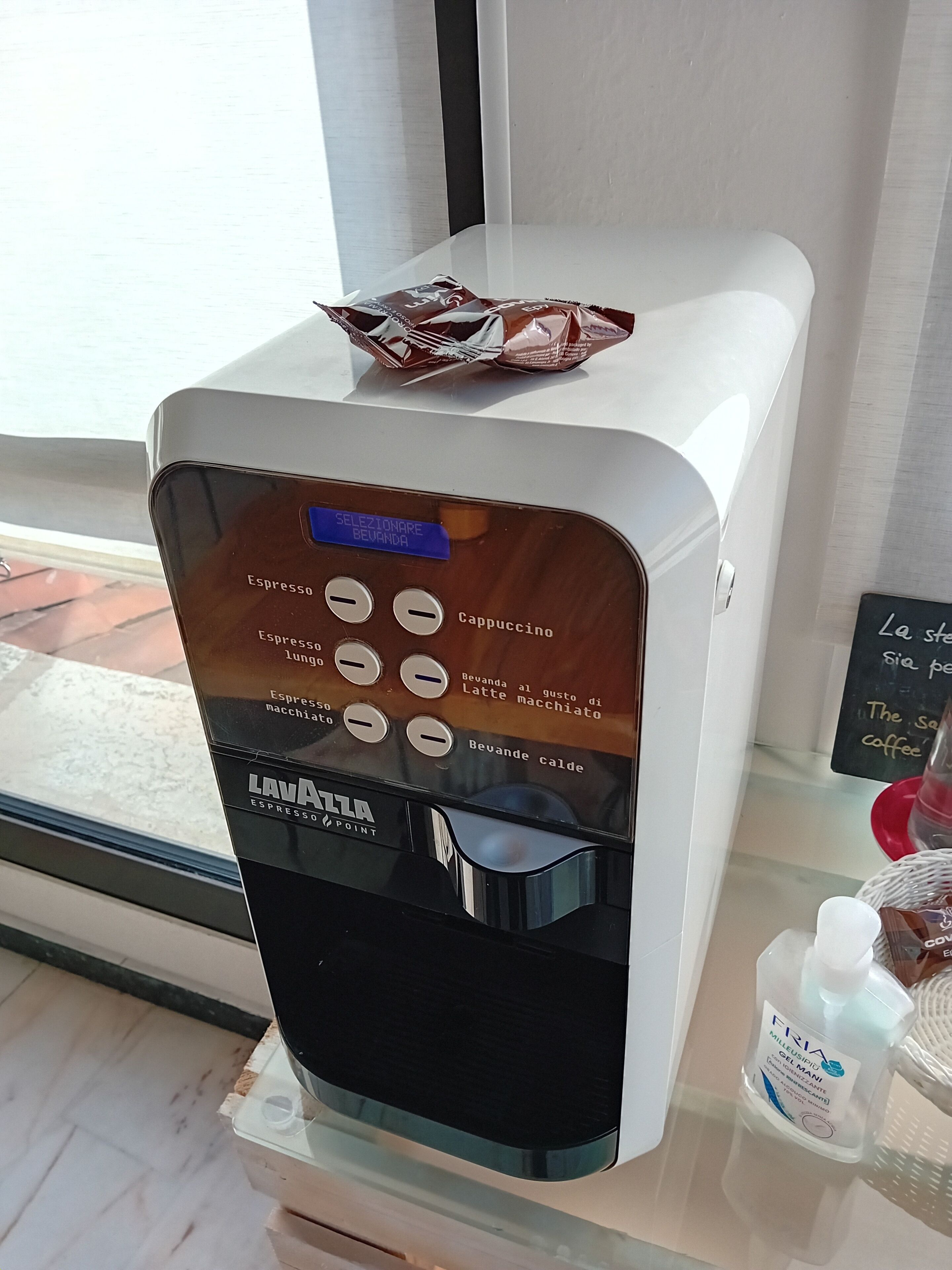 Eine Kaffeemaschine mit verschiedenen Getränkeoptionen und einer Auswahltaste.