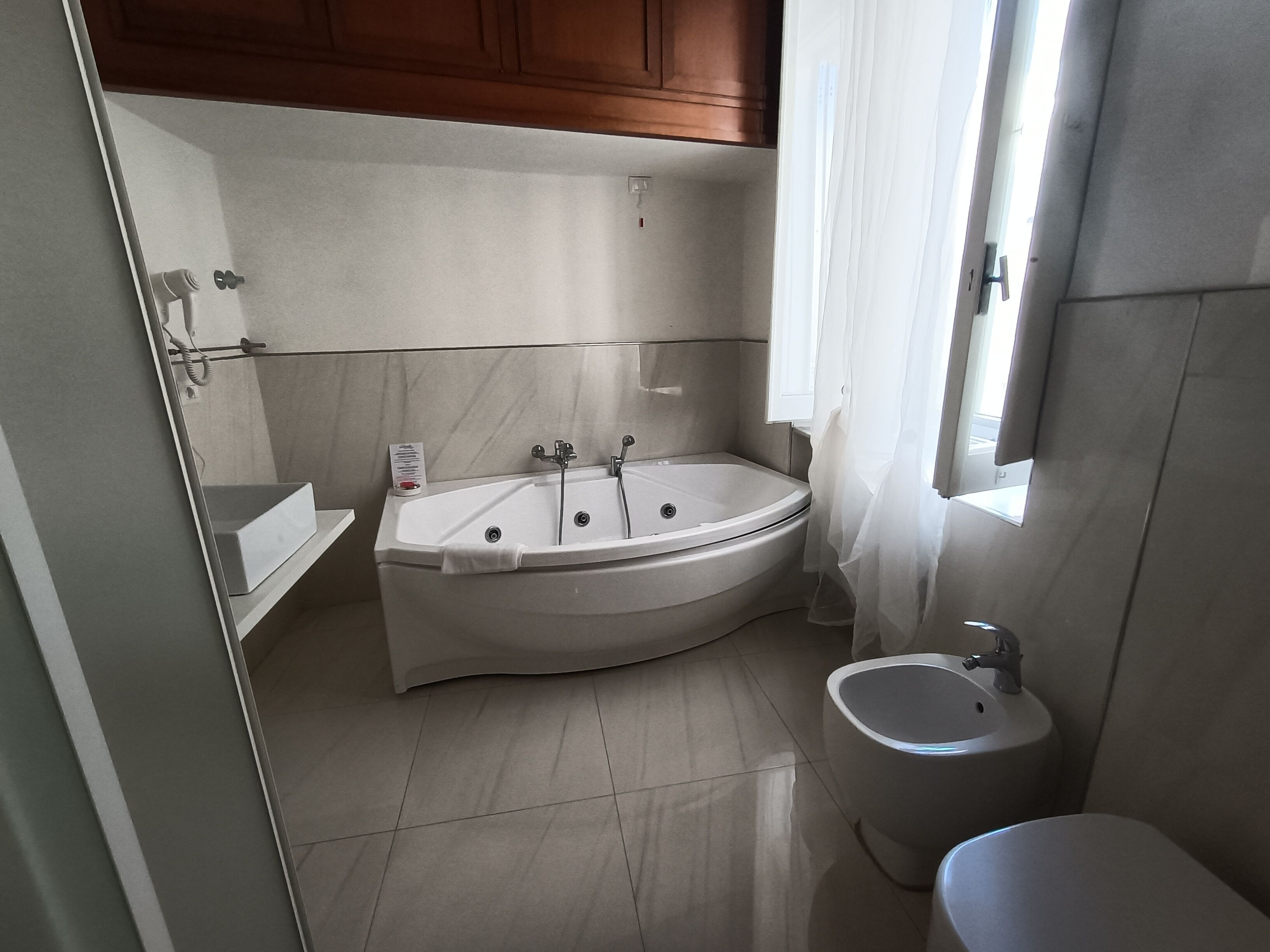 Un bagno con vasca, lavandino e water.