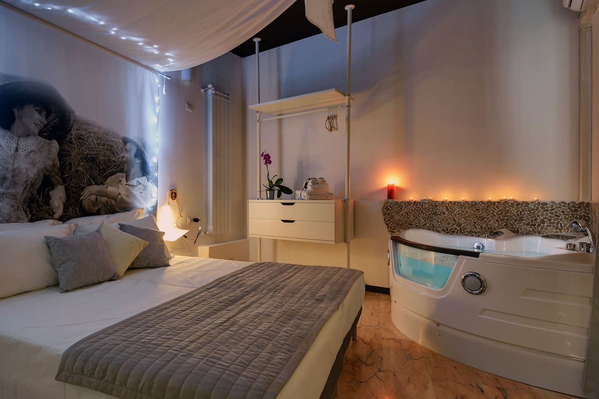 Luxury Double or Twin Room, 1 Bedroom, Jetted Tub, City View | Wi-fi percuma, cadar katil