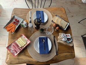 Desayuno a la carta todos los días (con cargo)