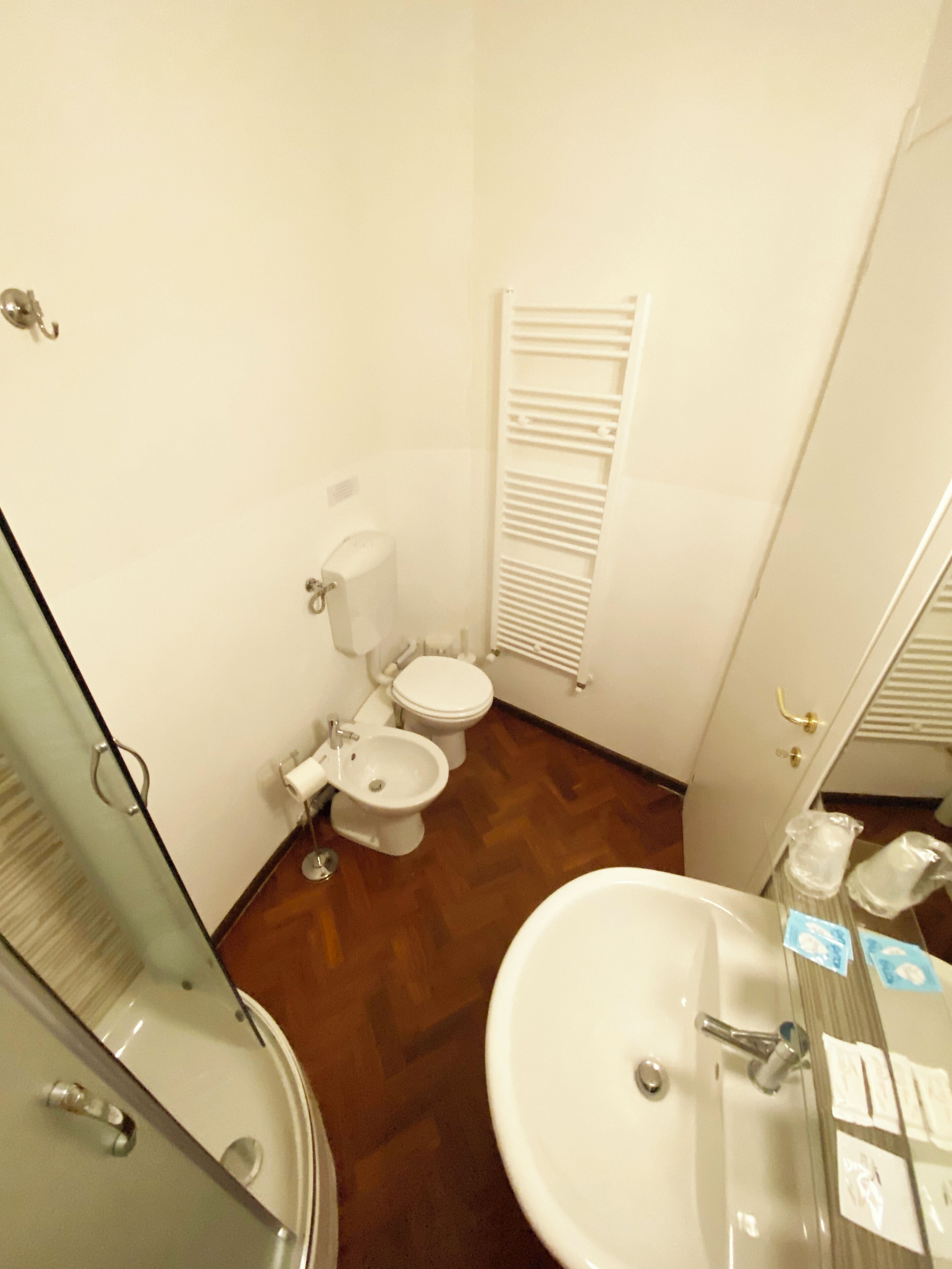 Un baño con bidé, inodoro y lavamanos.